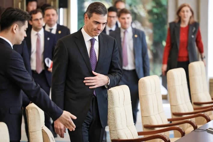 El presidente español, Pedro Sánchez, llega a una reunión con el líder chino, Xi Jinping, en la Casa de Huéspedes Diaoyutai, en Beijing, el 11 de abril de 2025. Tras la reunión, los funcionarios chinos dieron a conocer un plan para fortalecer la asociación estratégica entre China y España, en un momento en que China trabaja para acercar a los aliados de Estados Unidos a Beijing. (Andrés Martínez Casares/POOL/AFP a través de Getty Images)