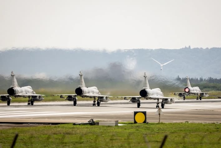 Cuatro aviones de combate Mirage 2000 de la Fuerza Aérea de Taiwán se preparan para despegar de la base aérea de Hsinchu, en Taiwán, el 2 de abril de 2025. Ese mismo día, China inició nuevos ejercicios militares cerca de Taiwán. (I-Hwa Cheng/AFP a través de Getty Images)