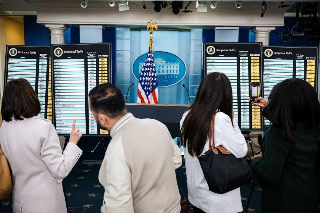 Los gráficos que muestran los aranceles recíprocos que Estados Unidos está imponiendo a otros países se exhiben en la Casa Blanca el 2 de abril de 2025. Durante un evento en el Jardín de las Rosas, el presidente Donald Trump anunció nuevos aranceles generalizados a las importaciones de países como China, Japón y la India. (Alex Wong/Getty Images)