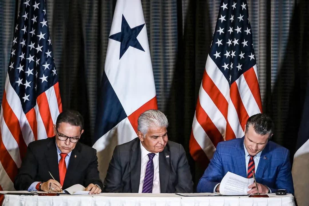 El presidente de Panamá, José Raúl Mulino (C), observa mientras el ministro de Seguridad de Panamá, Frank Abrego (I), y el secretario de Defensa de EE. UU., Pete Hegseth, firman un acuerdo bilateral en la ciudad de Panamá el 9 de abril de 2025. Hegseth visitó el país para asistir a una cumbre regional sobre seguridad, reforzando el interés de la Administración Trump por el Canal de Panamá. (Franco Brana/AFP a través de Getty Images)