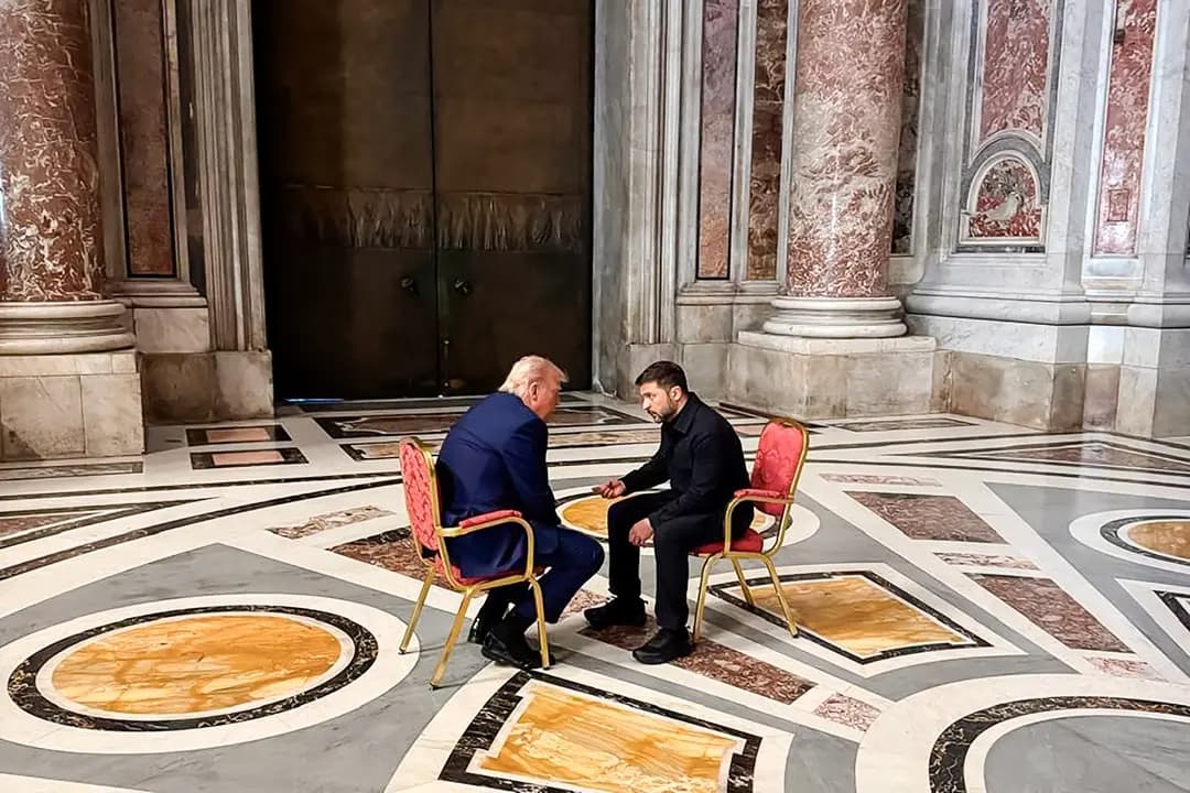 El presidente de Ucrania, Volodímir Zelenski, y el presidente Donald Trump conversan mientras asisten al funeral del papa Francisco en la Ciudad del Vaticano el 26 de abril de 2025. (Oficina de prensa presidencial de Ucrania a través de AP)