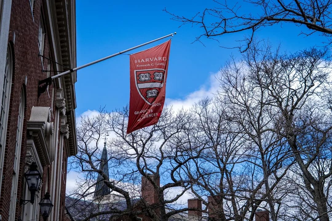 Universidad de Harvard en Cambridge, Massachusetts, el 16 de abril de 2025. Después de que el presidente Donald Trump ordenara el fin de los programas de diversidad, equidad e inclusión en la educación, Harvard rechazó la orden, alegando libertad académica, y perdió 2000 millones de dólares en fondos federales como consecuencia. (Learner Liu/The Epoch Times)