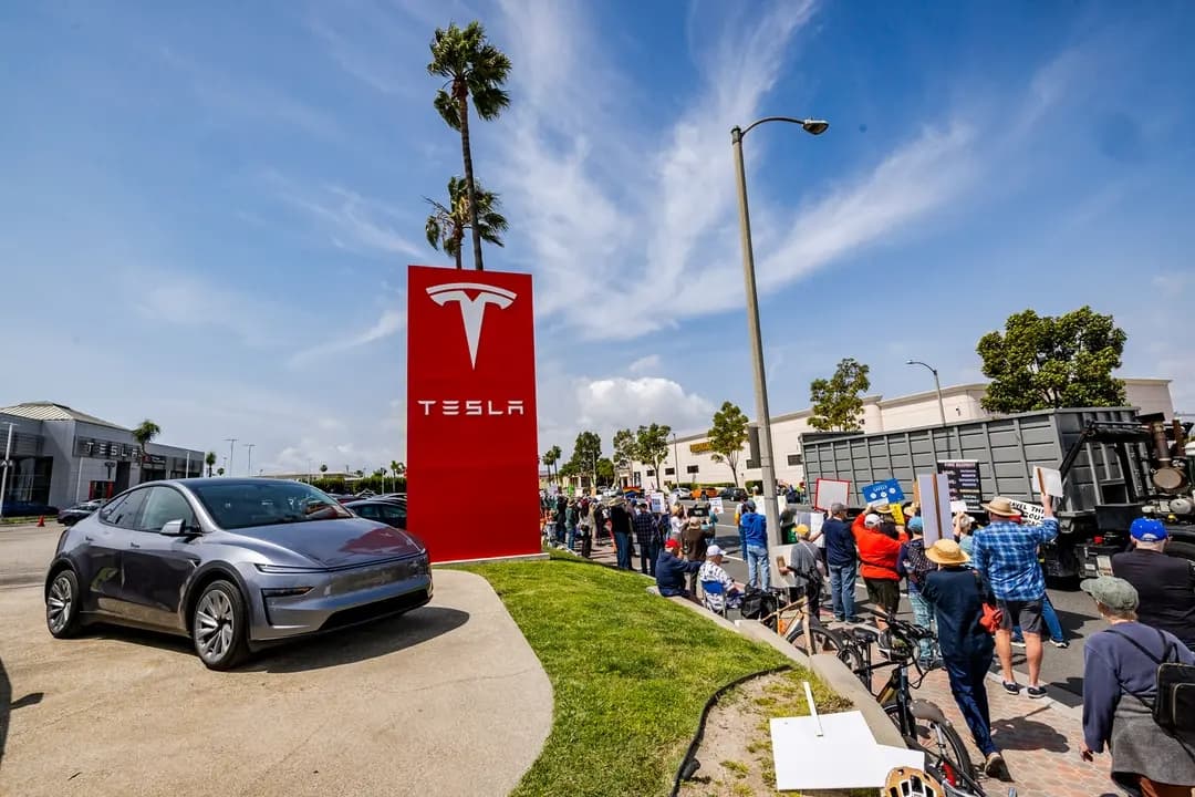 Manifestantes protestan frente a un concesionario de Tesla en Long Beach, California, el 29 de marzo de 2025. El director ejecutivo de Tesla, Elon Musk, que ha dirigido el Departamento de Eficiencia Gubernamental (DOGE) como empleado especial del Gobierno, planea reducir su papel en mayo, después de que los ingresos y beneficios de la empresa cayeran drásticamente en el primer trimestre. (John Fredricks/The Epoch Times)