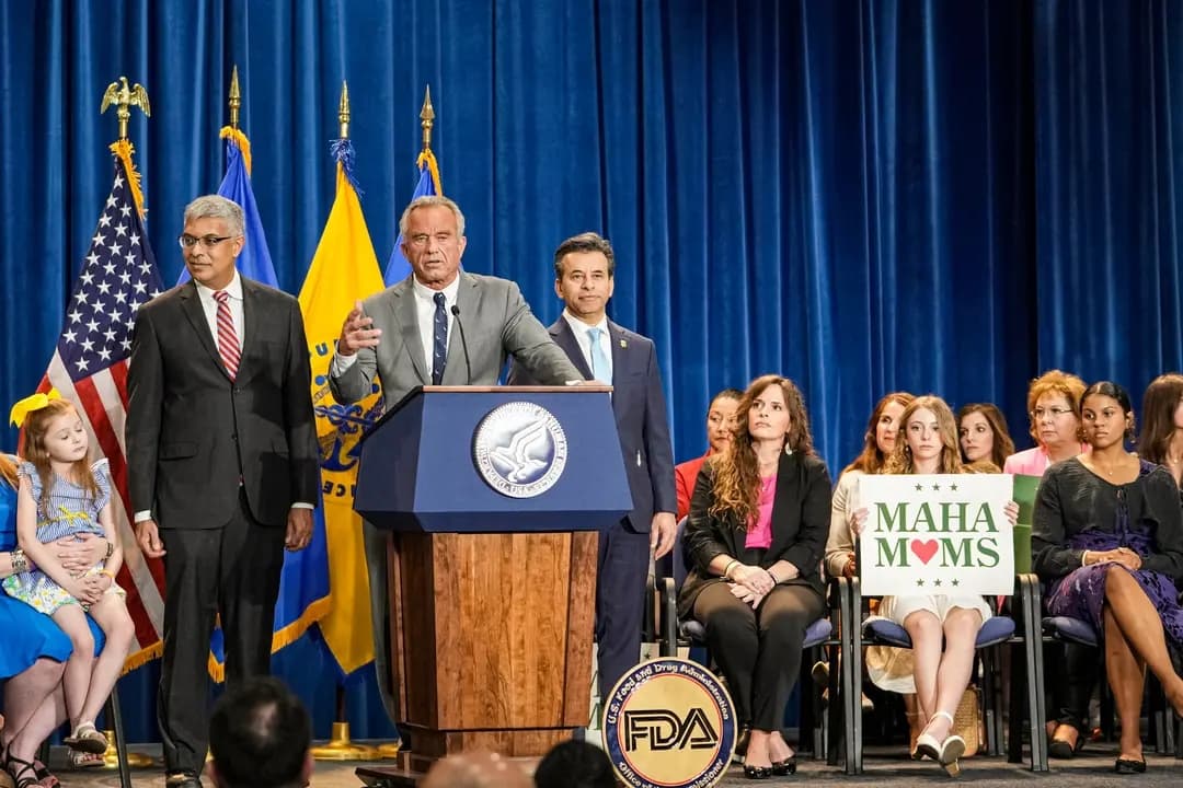 El secretario de Salud y Servicios Humanos, Robert F. Kennedy Jr., habla en una rueda de prensa con el comisionado de la FDA, Marty Makary (derecha), y el director de los NIH, Jayanta Bhattacharya (izquierda), en el Departamento de Salud y Servicios Humanos en Washington el 22 de abril de 2025. La administración Trump anunció planes para prohibir los colorantes sintéticos derivados del petróleo en los alimentos de Estados Unidos, una medida acogida con satisfacción por los expertos en salud y que supone un raro punto de acuerdo entre ambos partidos. (Oliver Contreras/AFP a través de Getty Images)