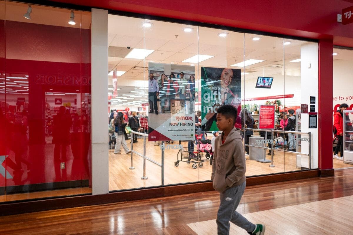 Un cartel de «Se contrata» en un centro comercial de Hanover, Maryland, el 29 de noviembre de 2024. (Madalina Vasiliu/The Epoch Times)