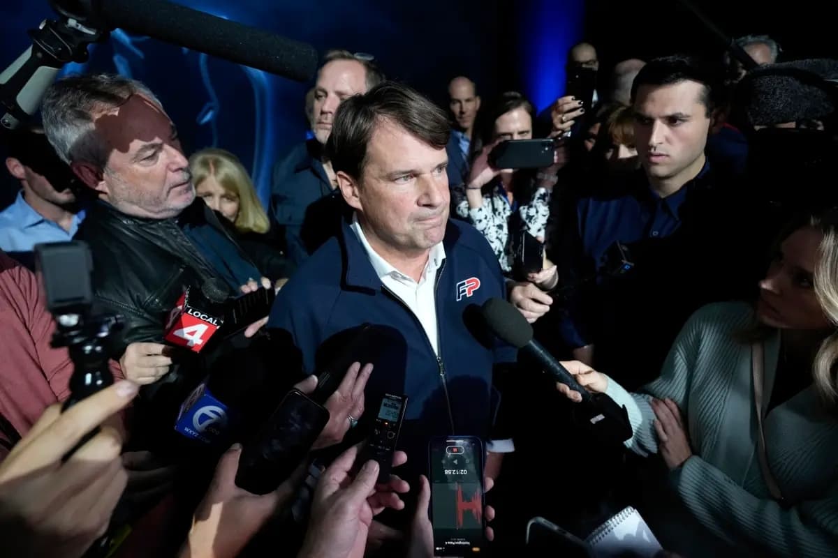 Jim Farley, presidente y director ejecutivo de Ford Motor Company, habla con los periodistas sobre las negociaciones del contrato con la UAW en el Salón Internacional del Automóvil de Norteamérica, celebrado en Detroit el 13 de septiembre de 2023. (Paul Sancya/AP Photo)