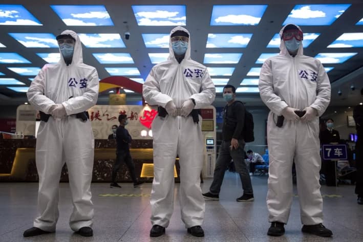 La policía ferroviaria de servicio en la sala de espera en Wuhan, provincia de Hubei, China, el 7 de abril de 2020. (Getty Images)
