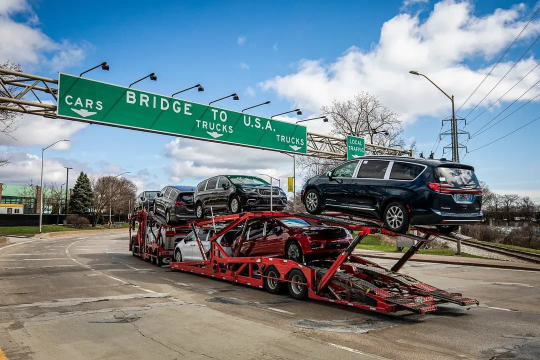 Un camión de transporte de coches se dirige al puente Ambassador para cruzar a Detroit desde Windsor, Canadá, el 1 de abril de 2025. (Bill Pugliano/Getty Images)