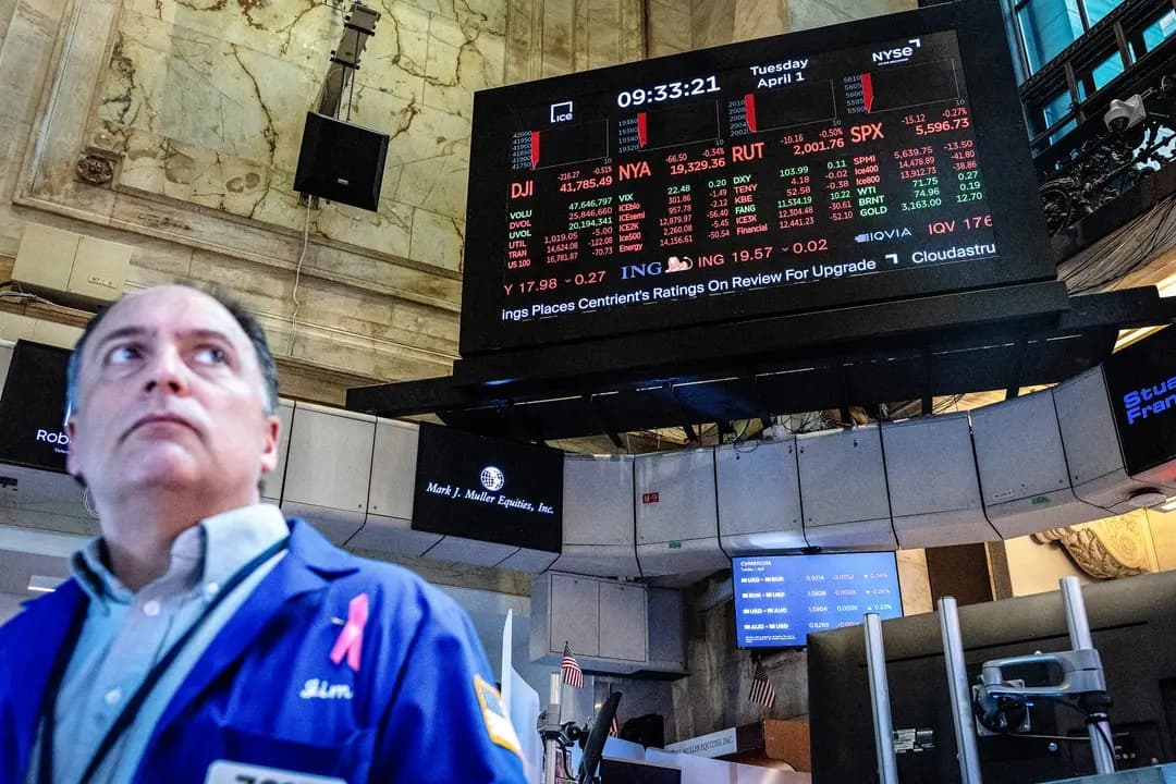 Un operador trabaja en el parqué de la Bolsa de Nueva York el 1 de abril de 2025. Las acciones abrieron a la baja mientras el mercado reacciona a la propuesta del presidente Donald Trump, prevista para el 2 de abril, de una ronda de nuevos aranceles.(Michael M. Santiago/Getty Images)