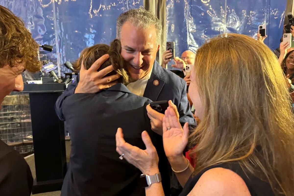 El republicano Jimmy Patronis recibe felicitaciones durante una fiesta de celebración de la noche electoral en Pensacola, Florida, el 1 de abril de 2025. (Kate Payne/AP Photo)