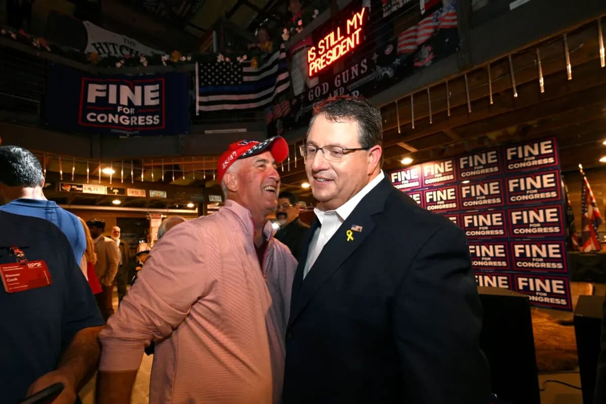El candidato republicano Randy Fine (D) se reúne con sus partidarios después de que la elección especial para el Distrito 6 de la Cámara de Representantes de EE. UU. se convocara a su favor, en Ormond Beach, Florida, el 1 de abril de 2025. (Phelan M. Ebenhack/AP Photo)