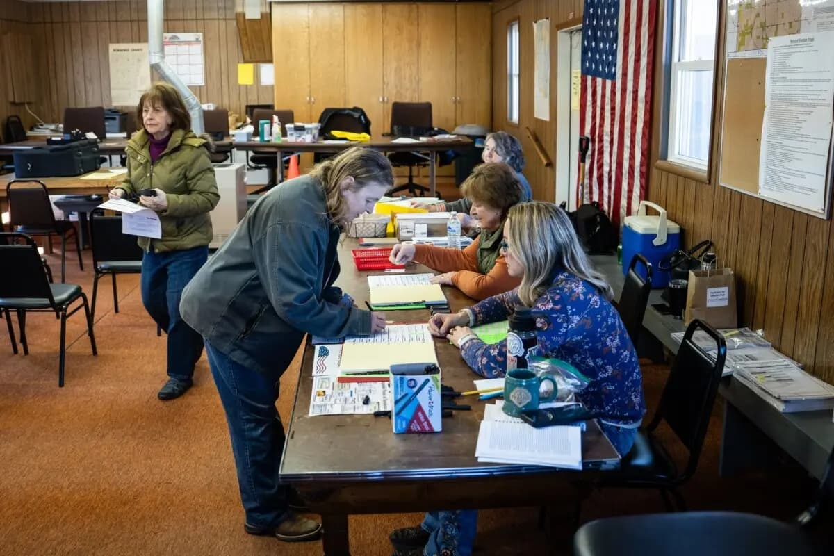 Un colegio electoral durante las elecciones para la Corte Suprema de Wisconsin en el ayuntamiento de Casco, Wisconsin, el 1 de abril de 2025. (Madalina Vasiliu/The Epoch Times)
