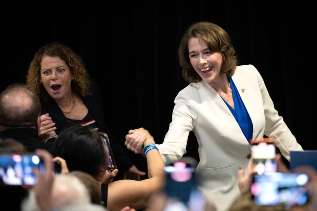 La jueza de la Corte de Circuito del Condado de Dane, Susan Crawford, saluda a sus seguidores tras su victoria en la carrera por el puesto de juez de la Corte Suprema de Wisconsin durante un acto de la noche electoral en Madison, Wisconsin, el 1 de abril de 2025. (Scott Olson/Getty Images)