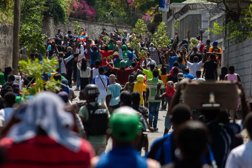 Miles de haitianos se manifiestan contra la violencia y marchan hacia las sedes oficiales