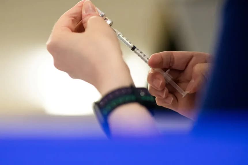 Una enfermera llena jeringas en Waterford, Michigan, el 8 de abril de 2022. El exsecretario de Salud de EE. UU., Xavier Becerra, aprobó los mandatos federales para la vacuna contra el COVID-19. Emily Elconin/Reuters