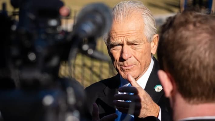 Peter Navarro, asesor principal de la Casa Blanca para comercio y manufactura, habla con periodistas en la Casa Blanca, en Washington, el 4 de febrero de 2025. (Madalina Vasiliu/The Epoch Times)