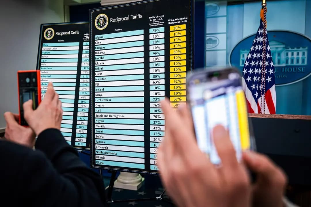 Los gráficos que muestran los aranceles recíprocos que Estados Unidos está cobrando a otros países se exhiben en la sala de prensa de la Casa Blanca el 2 de abril de 2025. El presidente Donald Trump anunció nuevos aranceles radicales dirigidos a los bienes importados a Estados Unidos procedentes de países como China, Japón y la India. (Alex Wong/Getty Images)