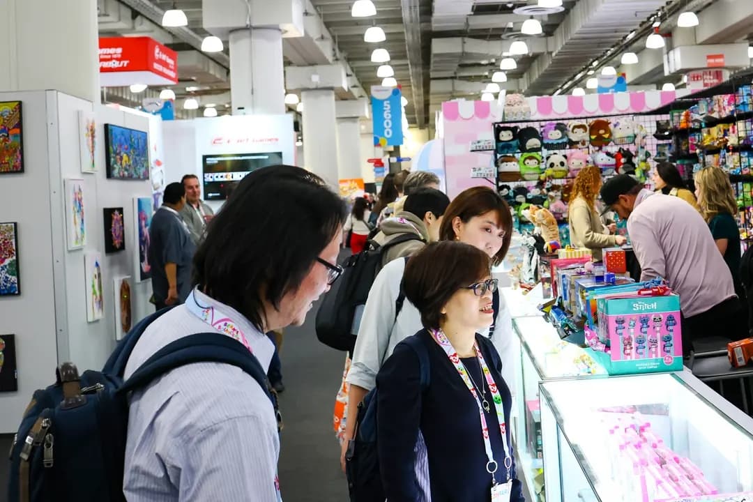 Personas asisten a la 119.ª Feria Internacional del Juguete de Norteamérica, donde fabricantes de juguetes de todo el mundo exhiben lanzamientos actuales y futuros de sus productos, en el Jacob Javitz Center de la ciudad de Nueva York, el 3 de marzo de 2025. (Michael M. Santiago/Getty Images)