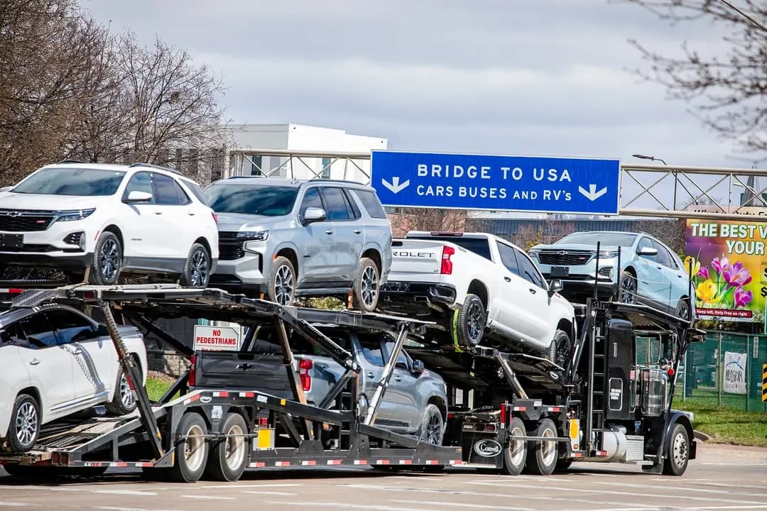 Un camión de transporte de coches se dirige al puente Ambassador para cruzar a Detroit desde Windsor, Canadá, el 1 de abril de 2025. El presidente Donald Trump se ha referido al 2 de abril como el «Día de la Liberación», cuando su administración comenzará a aplicar nuevos aranceles radicales a los bienes importados a Estados Unidos desde otros países. (Bill Pugliano/Getty Images)