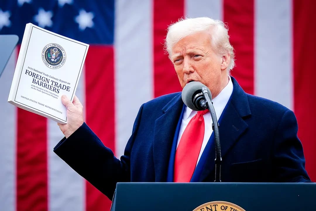El presidente Donald Trump sostiene una copia del Informe Nacional de Estimación Comercial de 2025 mientras habla durante un evento de anuncio comercial «Make America Wealthy Again» en el Jardín de las Rosas de la Casa Blanca el 2 de abril de 2025. (Chip Somodevilla/Getty Images)