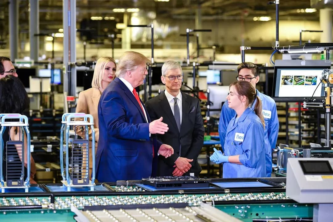 (De izquierda a derecha) La asesora principal del presidente Ivanka Trump, el presidente Donald Trump y el director ejecutivo de Apple Tim Cook visitan la planta de fabricación de ordenadores Flextronics, donde se ensamblan los MacBook Pro de Apple, en Austin, Texas, el 20 de noviembre de 2019. (Mandel Ngan/AFP a través de Getty Images)