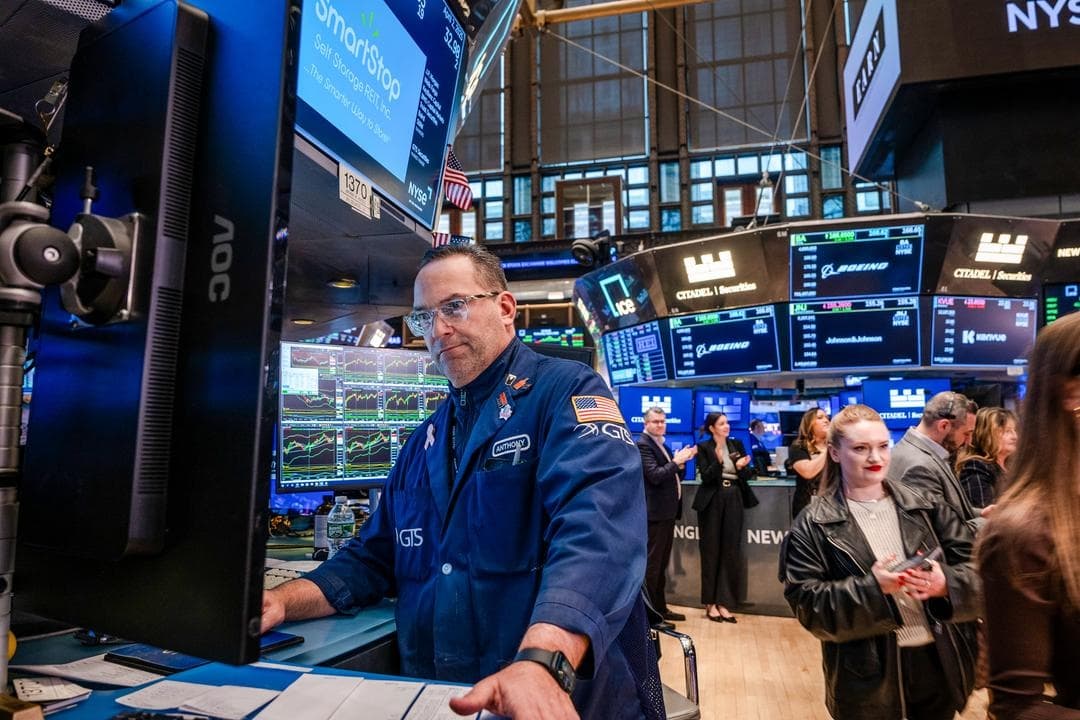 Los operadores trabajan en el parqué de la Bolsa de Nueva York momentos antes de la campana de cierre y del inicio del anuncio del presidente Donald Trump sobre aranceles recíprocos en la ciudad de Nueva York el 2 de abril de 2025. (Spencer Platt/Getty Images)