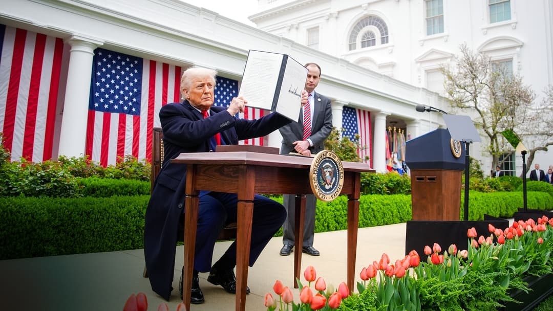 El presidente Donald Trump sostiene una orden ejecutiva firmada sobre aranceles recíprocos durante un evento en el Jardín de las Rosas de la Casa Blanca el 2 de abril de 2025. (Saul Loeb/AFP a través de Getty Images)
