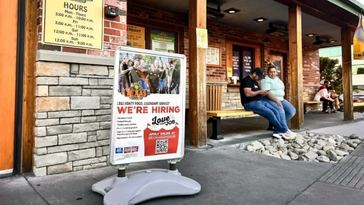 Un cartel de contratación en un restaurante de Columbia, Maryland, el 15 de junio de 2024. (Madalina Vasiliu/The Epoch Times)