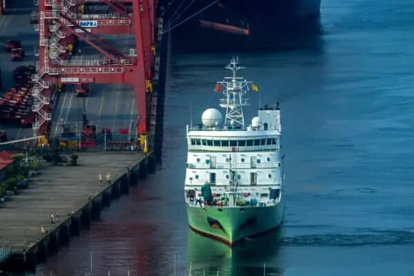Un buque de investigación chino procede a atracar en un puerto de Colombo, Sri Lanka, el 25 de octubre de 2023. (Ishara Kodikara/AFP via Getty Images)