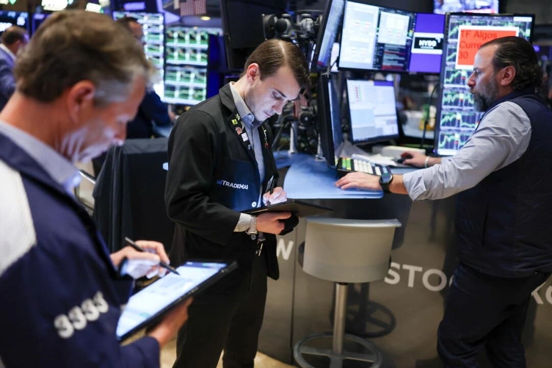 Los operadores trabajan en el piso de la Bolsa de Valores de Nueva York (NYSE) durante la apertura del mercado en la ciudad de Nueva York, el 3 de abril de 2025. (Charly Triballeau /AFP vía Getty Images)
