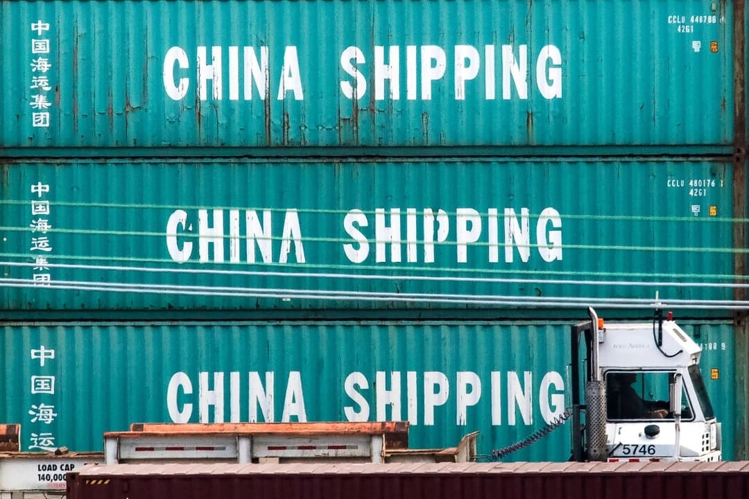 Un camión pasa junto a contenedores de China en el puerto de Los Ángeles, en Long Beach, California, el 1 de septiembre de 2019. (Mark Ralston/AFP a través de Getty Images)