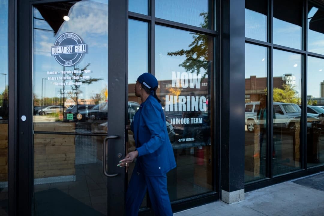Un cartel de "Se contratan empleados" en un restaurante de Royal Oak, Michigan, el 12 de octubre de 2024. (Madalina Vasiliu/The Epoch Times)
