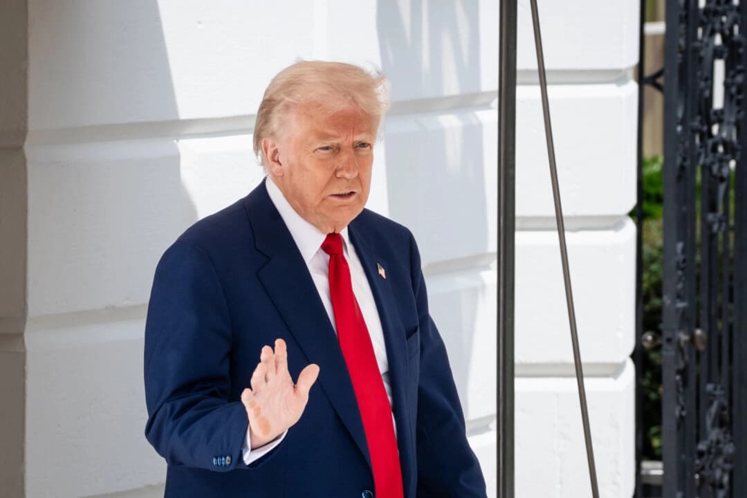 Trump dice que China entró en pánico al imponer aranceles de represalia