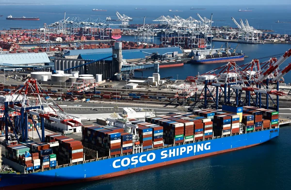 Un buque portacontenedores de Cosco Shipping, la mayor línea naviera de China, cargado con contenedores de transporte en el puerto de Long Beach, California, el 3 de abril de 2025. (Tama/Getty Images)