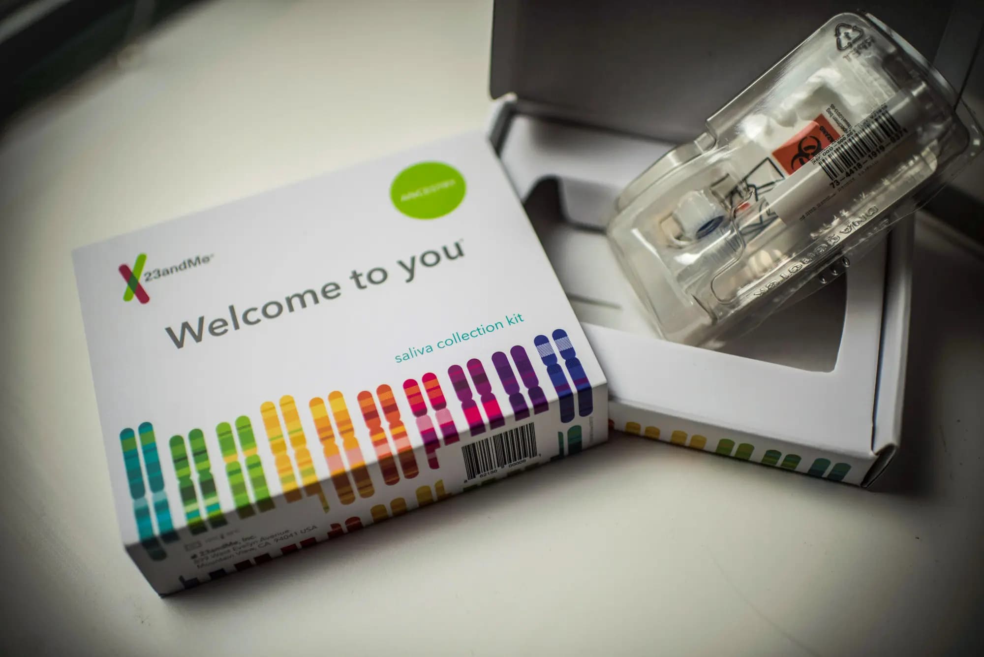 Un kit de recolección de saliva para pruebas de ADN se exhibe en Washington el 19 de diciembre de 2018. Entre 2015 y 2018, las ventas de kits de pruebas de ADN experimentaron un auge en Estados Unidos, lo que permitió a los sitios web generar una gran cantidad de perfiles de ADN. (Eric Baradat/AFP vía Getty Images)