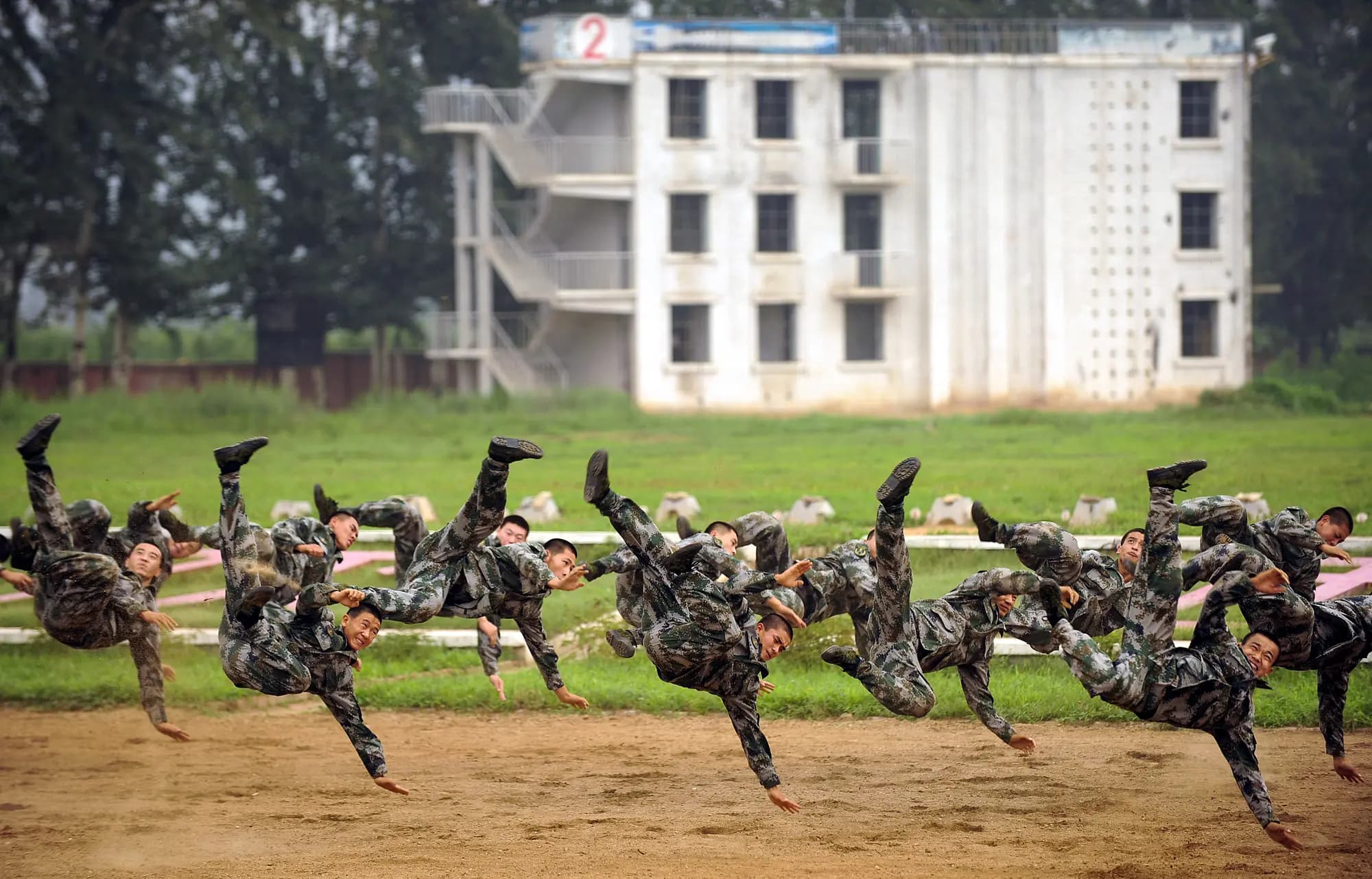 Soldados del Ejército Popular de Liberación de China muestran sus habilidades de combate en un evento mediático en las afueras de Beijing el 28 de julio de 2009. (Peter Parks/AFP vía Getty Images)