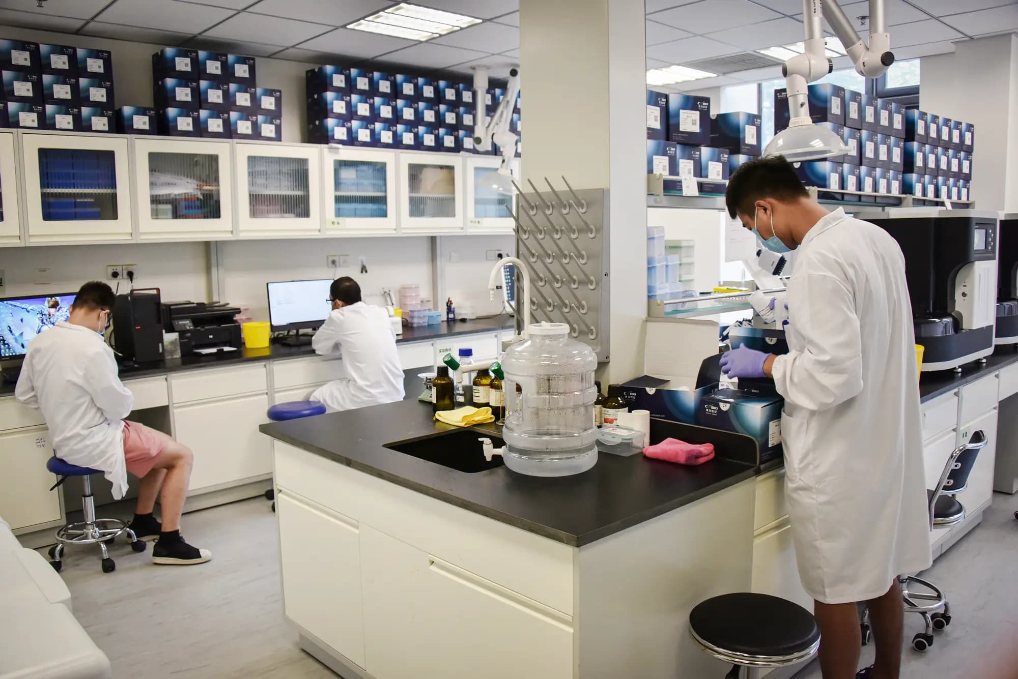Técnicos trabajan en un laboratorio de GeseDNA Technology en Beijing el 22 de agosto de 2018. Greg Baker/AFP vía Getty Images