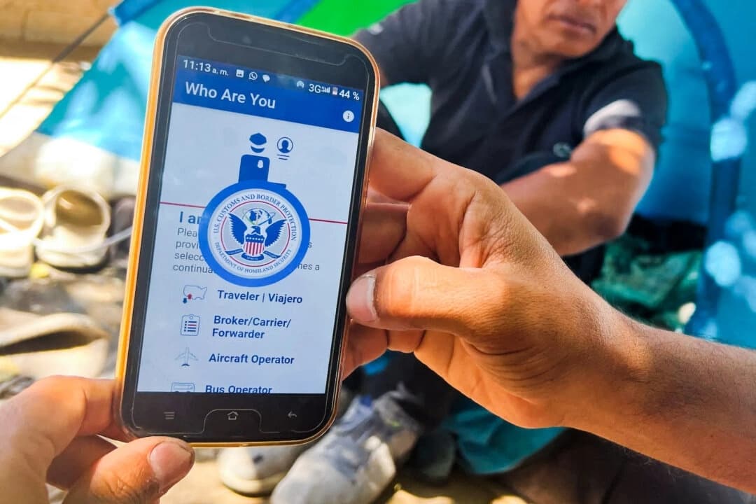 Un migrante muestra la aplicación CBP One para solicitar una cita para pedir asilo, en un teléfono en Ciudad Juárez, estado de Chihuahua, México, el 10 de mayo de 2023. (Gilles Clarenne/AFP a través de Getty Images)
