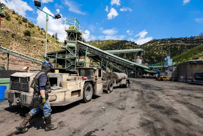 Un minero de carbón pasa junto a un equipo de minería en la mina de carbón Sufco, a 48 kilómetros al este de Salina, Utah, el 28 de mayo de 2014. (George Frey/Getty Images)