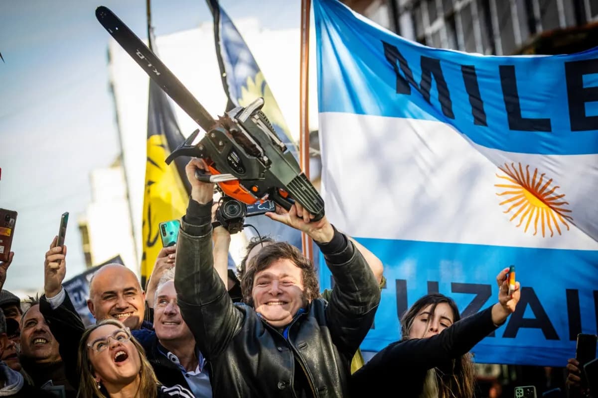 El entonces candidato presidencial Javier Milei, de La Libertad Avanza, levanta una motosierra durante un mitin de campaña en Buenos Aires, Argentina, el 25 de septiembre de 2023. (Tomas Cuesta/Getty Images)