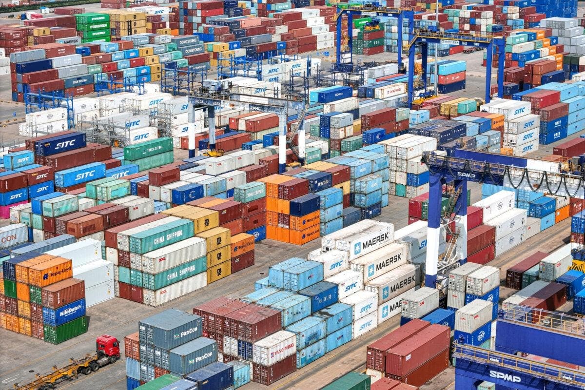 Contenedores de transporte apilados en un puerto de Yantai, en la provincia de Shandong, al este de China, el 3 de abril de 2025. (AFP)