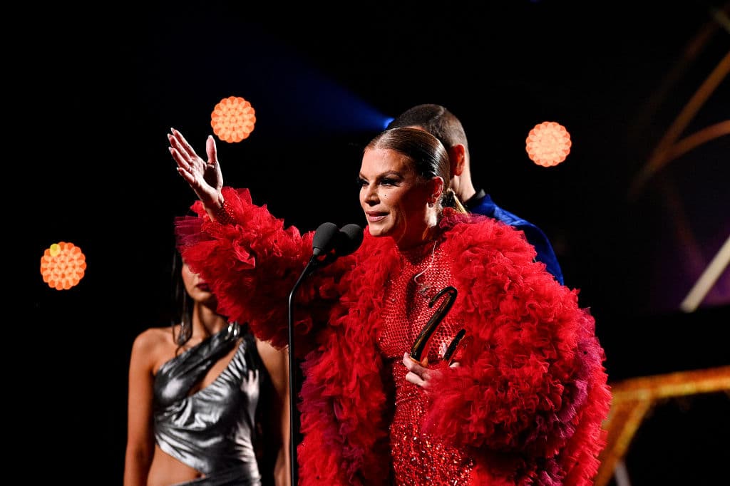 Olga Tañón habla en el escenario durante la 36.ª edición del Premio Lo Nuestro de Univisión en el Kaseya Center el 22 de febrero de 2024 en Miami, Florida. (Ivan Apfel/Getty Images)