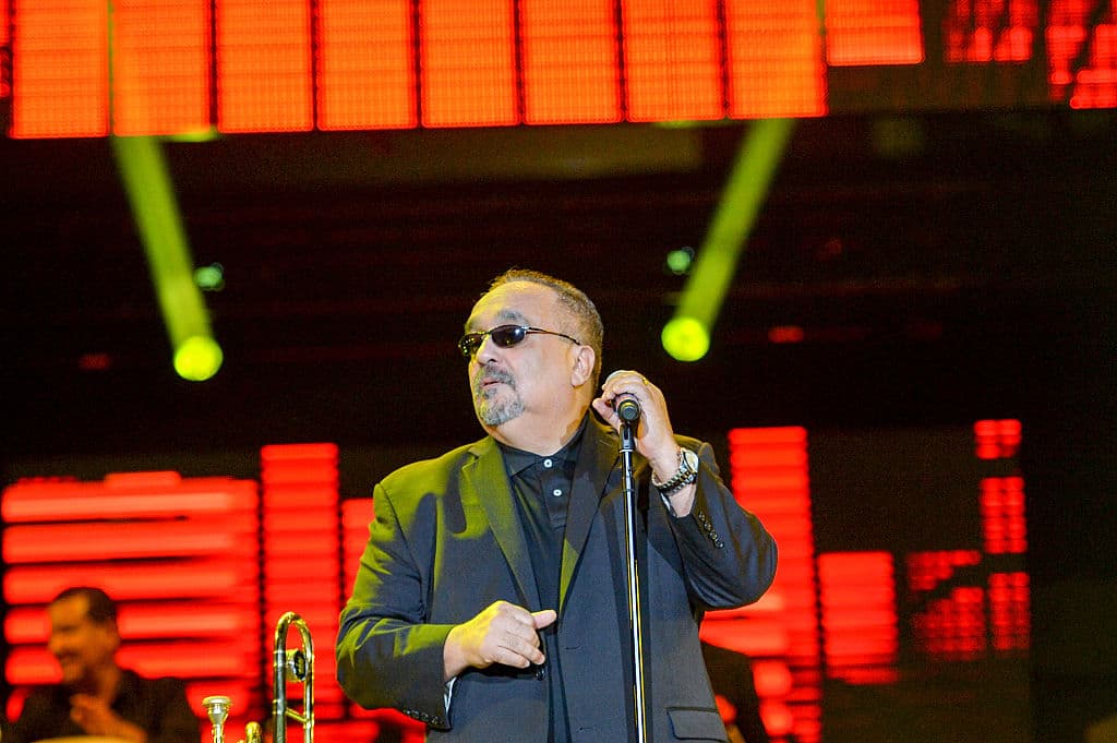 Willie Colón en el escenario de la Fiesta Grand Slam Latino en el Marlins Park el 5 de diciembre de 2015 en Miami, Florida. (Rodrigo Varela/Getty Images)
