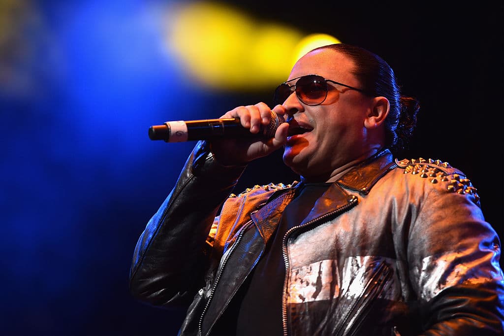 El cantante Elvis Crespo actúa en el escenario durante el concierto Mega 97.9 Megaton en el Madison Square Garden, el 28 de octubre de 2015, en la Ciudad de Nueva York. (Mike Coppola/Getty Images)