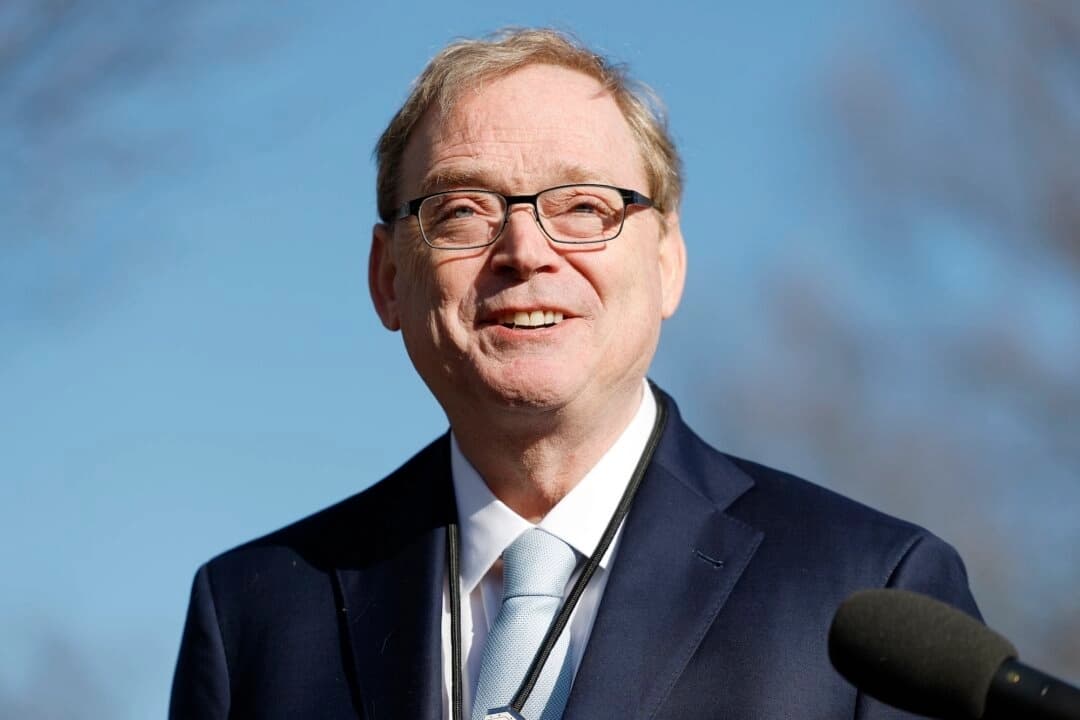 El director del Consejo Económico Nacional, Kevin Hassett, habla con los periodistas en el exterior de la Casa Blanca el 7 de febrero de 2025. (Anna Moneymaker/Getty Images)
