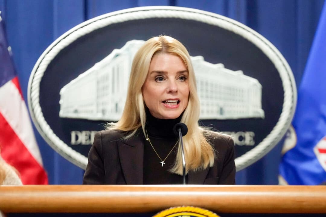 La fiscal general Pam Bondi habla en una conferencia de prensa en el Departamento de Justicia en Washington el 12 de febrero de 2025. (Ben Curtis/AP Photo)