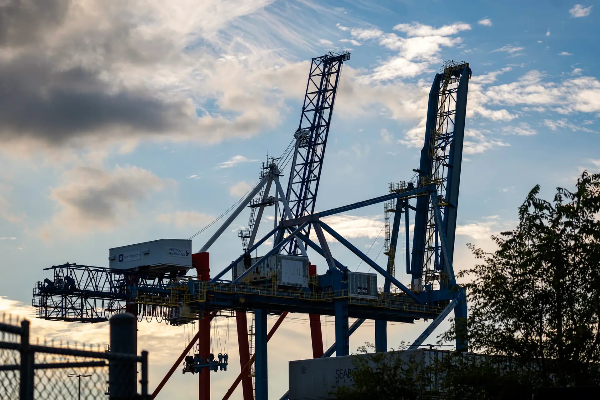 Las grúas utilizadas para el transporte de contenedores se elevan desde la terminal de contenedores de Red Hook, en Brooklyn, Nueva York, el 30 de septiembre de 2024. Una investigación del Congreso en 2024 descubrió que las grúas gigantes de barco a tierra de los puertos más grandes de Estados Unidos fueron equipadas con módems de fabricación china sin función conocida. (Spencer Platt/Getty Images)