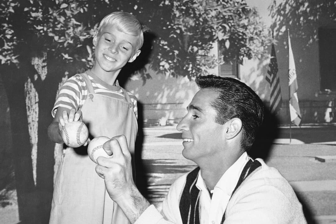 El lanzador de los Dodgers de Los Ángeles, Sandy Koufax (Derecha), le da a Jay North algunos consejos sobre el pitcheo, el 22 de febrero de 1962. (David F. Smith/Foto AP)