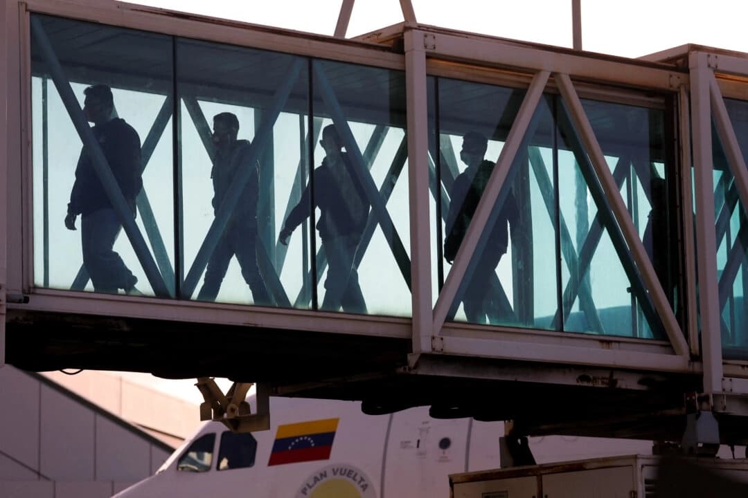Migrantes venezolanos llegan después de ser deportados de Estados Unidos, en el Aeropuerto Internacional Simón Bolívar, en Maiquetía, Venezuela, el 3 de abril de 2025. (Leonardo Fernández Viloria/Reuters)
