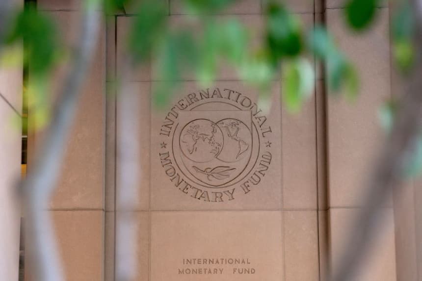 <em>El logotipo del Fondo Monetario Internacional (FMI) se exhibe frente a su sede en Washington, D.C., el 8 de octubre de 2022. (Stefani Reynolds/AFP vía Getty Images)</em>